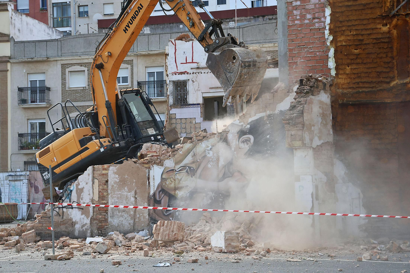 Imágenes del derribo de la calle Jesús del Calvario con el grafiti de Pure Love de Manomatic