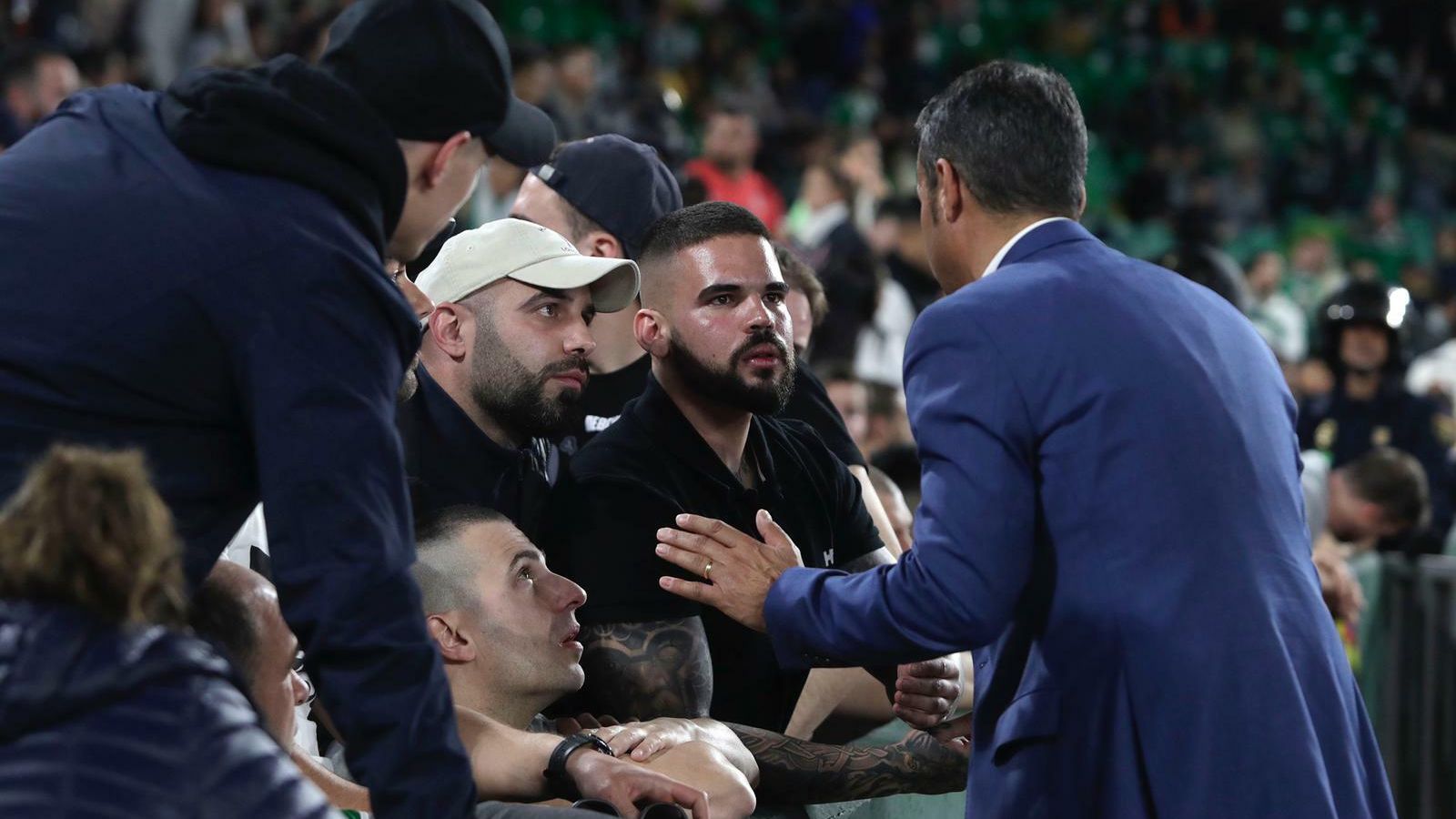 Un miembro de seguridad dialoga con los aficionados.