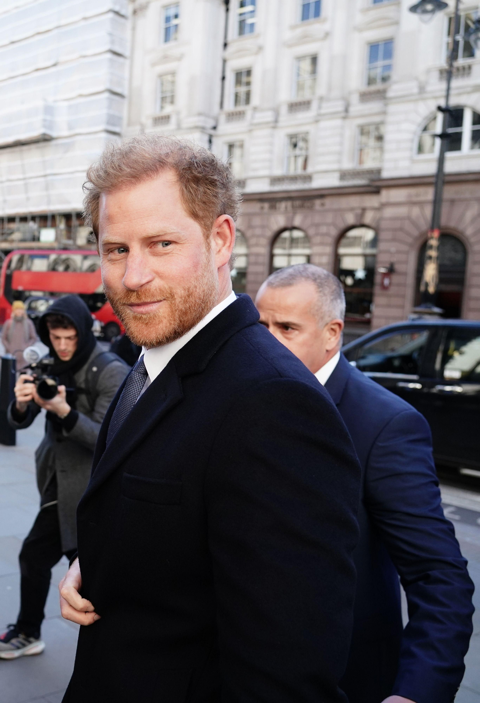 El príncipe Enrique en su aparición este lunes en Londres