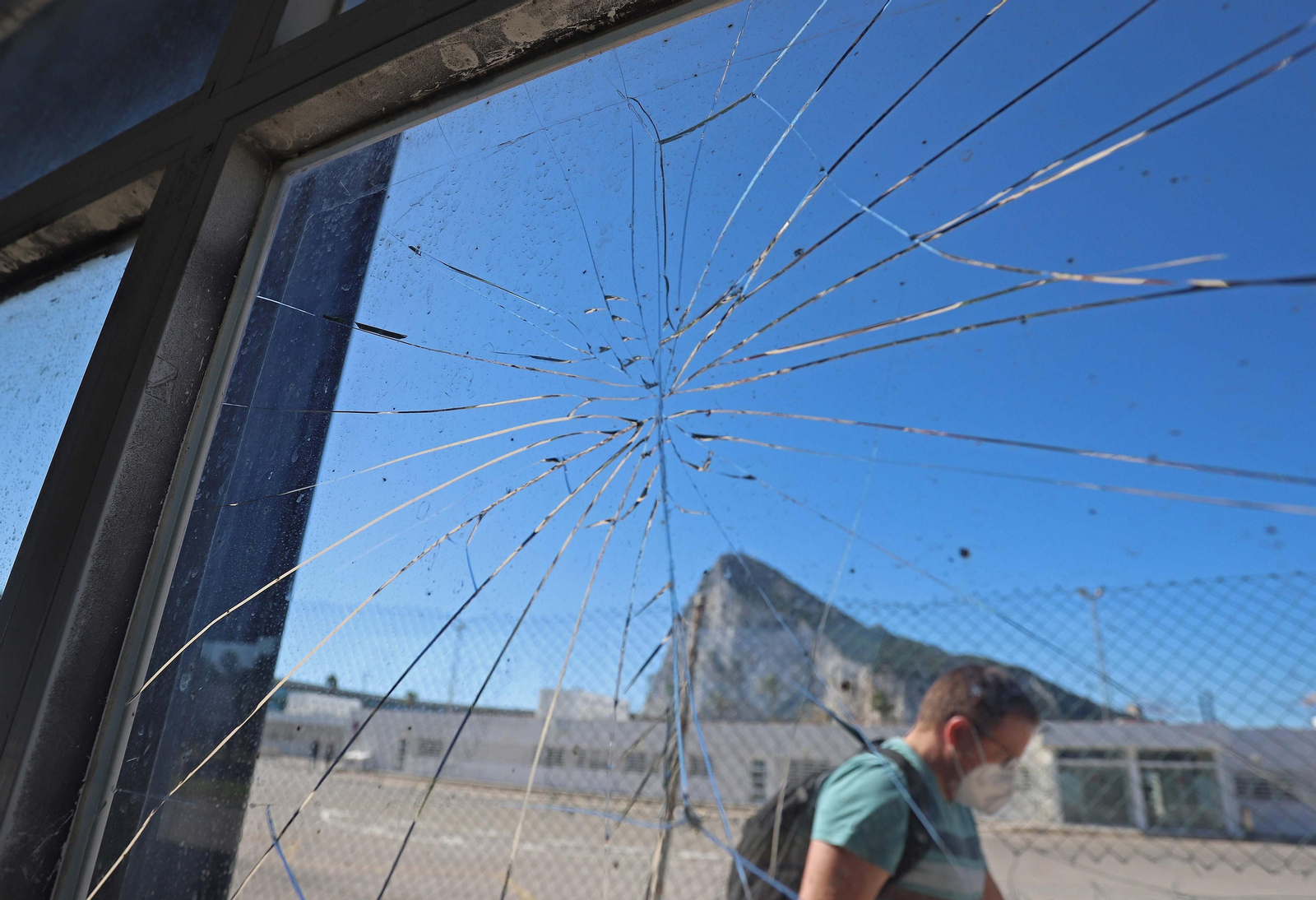 El Peñón, a través de un cristal roto en La Línea. El Peñón, a través de un cristal roto en La Línea.