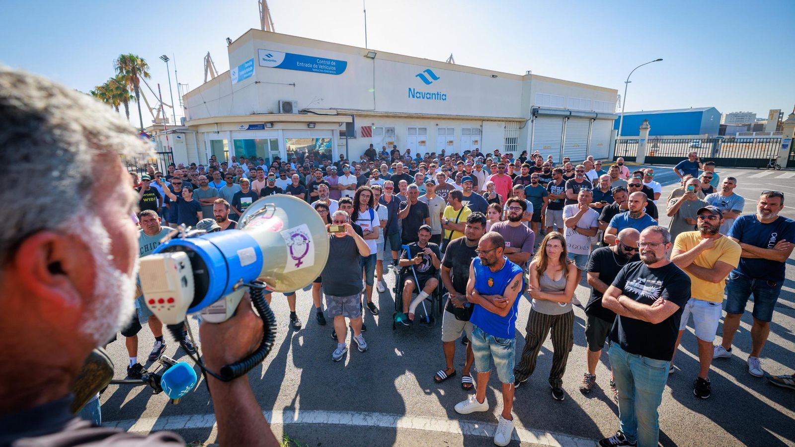 Asamblea de trabajadores del metal en la puerta de Navantia Cádiz, este jueves.