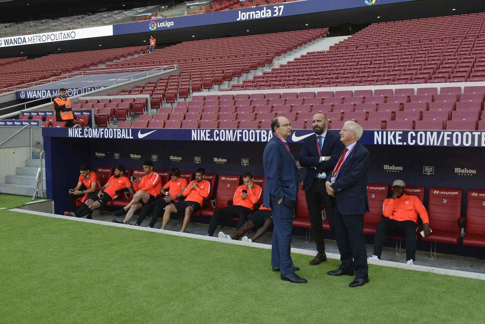 José Castro, Monchi y Gabriel Ramos, antes de un partido del Sevilla FC.