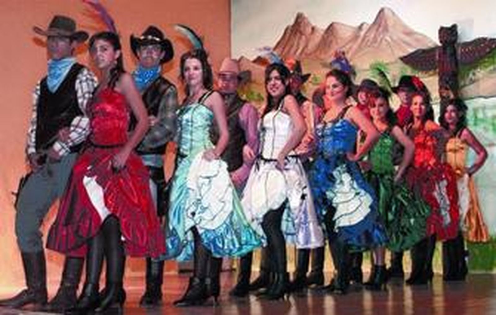 El número de las bailarinas del can-can, uno de los platos fuertes del espectáculo del Salón, inaugurado ayer.