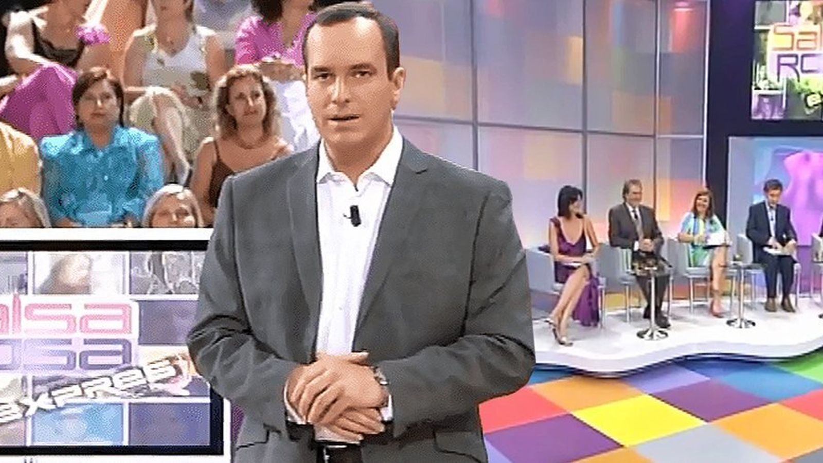El presentador Santi Acosta, con los tertulianos del programa 'Salsa rosa' de fondo.