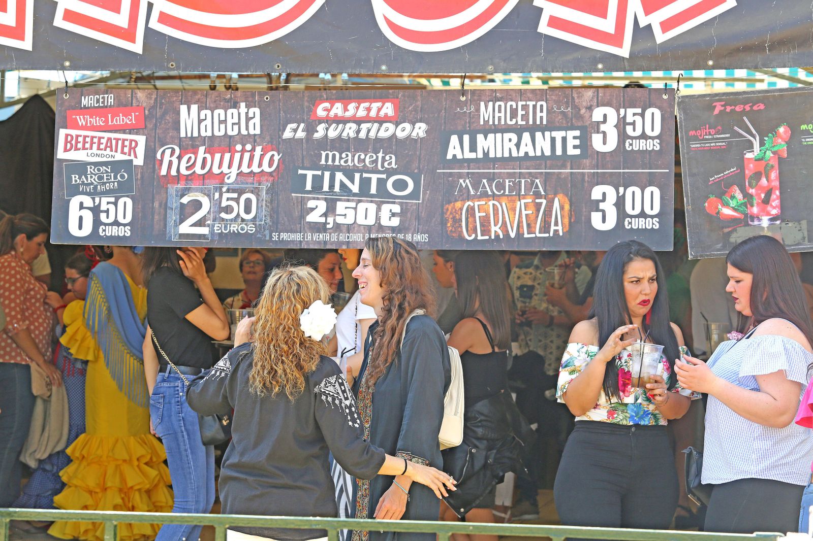 Llamativa forma de anunciar los precios de las bebidas en una caseta.