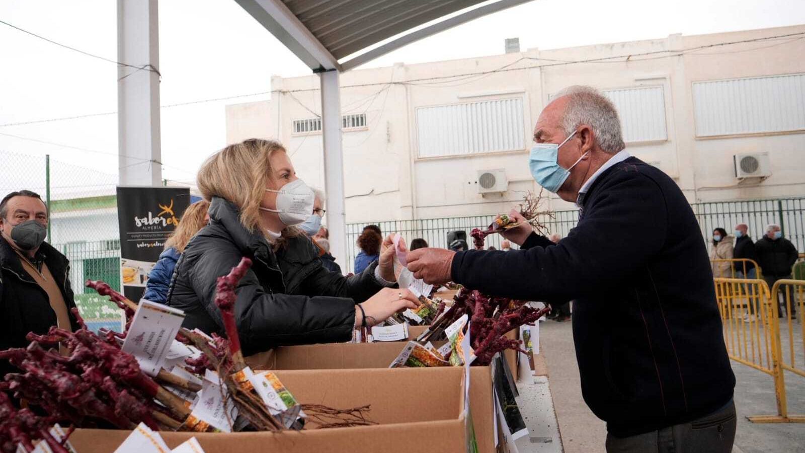 Más de 2.000 parras repartidas para continuar con la tradición