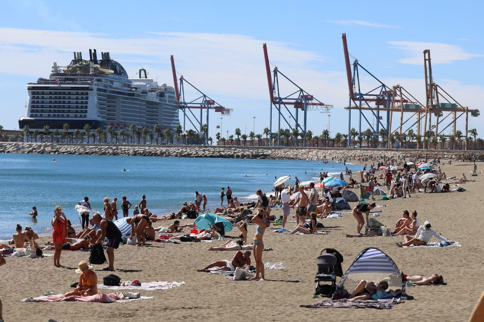 La playa de Málaga, este jueves 3 de octubre. La playa de Málaga, este jueves 3 de octubre.