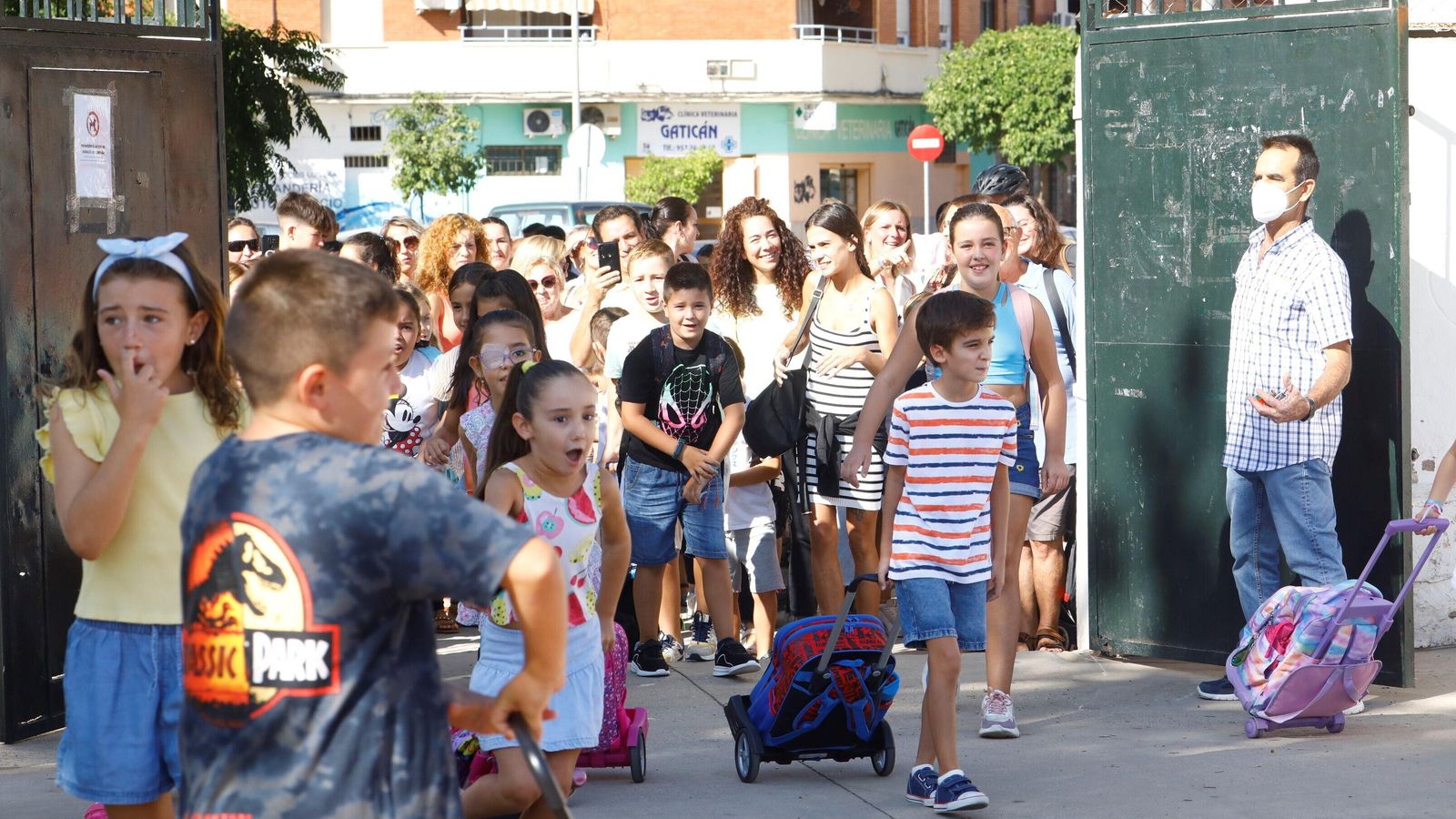 Alumnado del colegio Juan de Mena de Córdoba accede al centro.