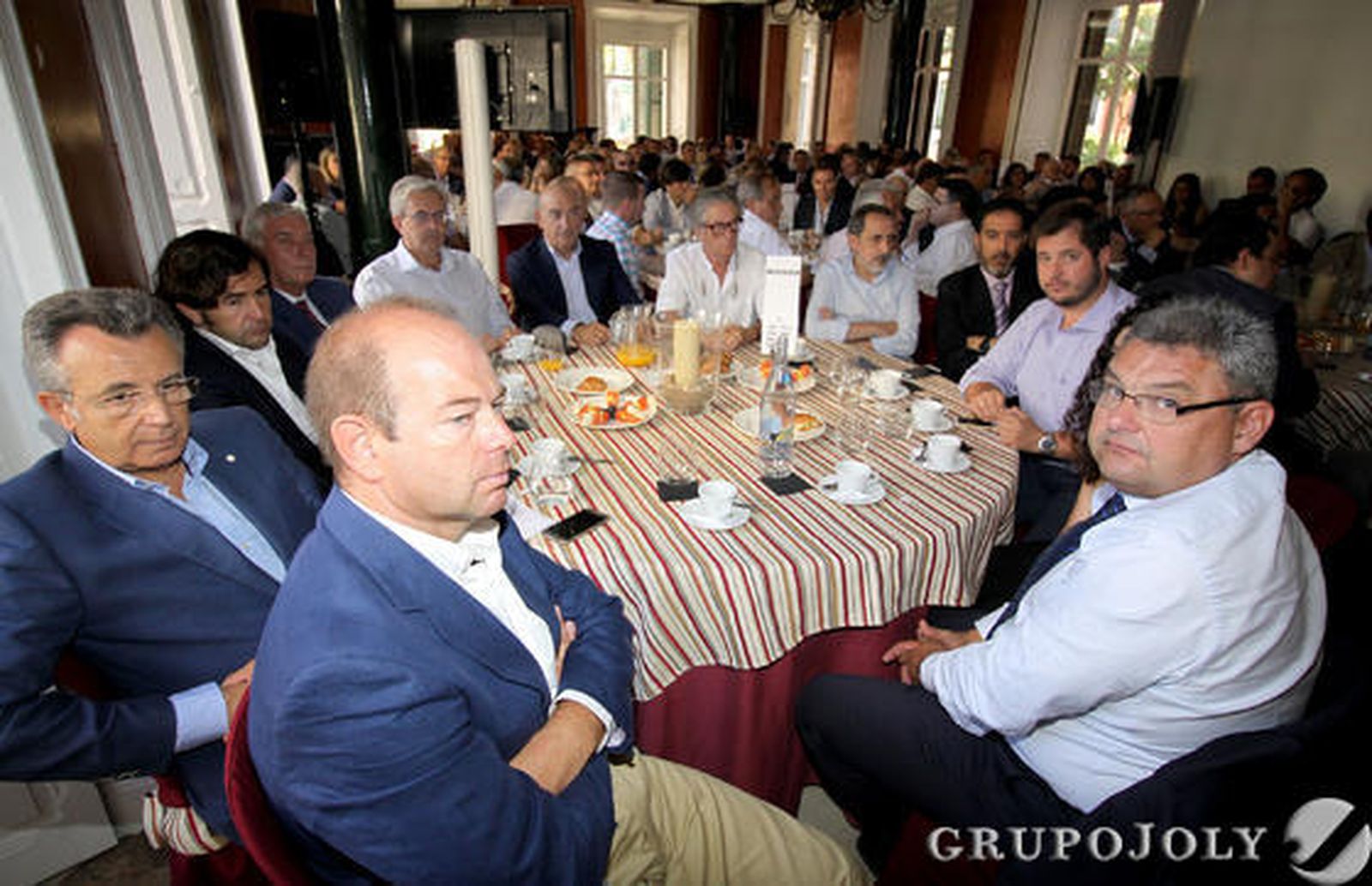 José Espina Rosado, de la Cooperativa Vinícola del Condado; Alberto Ramos Fernández, de Fertinagro Sur; Manuel Rebollo, del Grupo Welfrio; Manuel Sánchez Castaño, de la Cooperativa Ganaderos de la Sierra; José Miguel de la Corte, del Colegio Oficial de Ingenieros Industriales; Francisco José Romero García, del Grupo Cisterbona; Domingo Domínguez Bueno, alcalde de Nerva; Alejandro García Muriel, de la Policlínica San Pedro, Javier Fontela Grove, de 'Huelva Información' y José Martín. / Fotos: A. Domínguez y Canterla