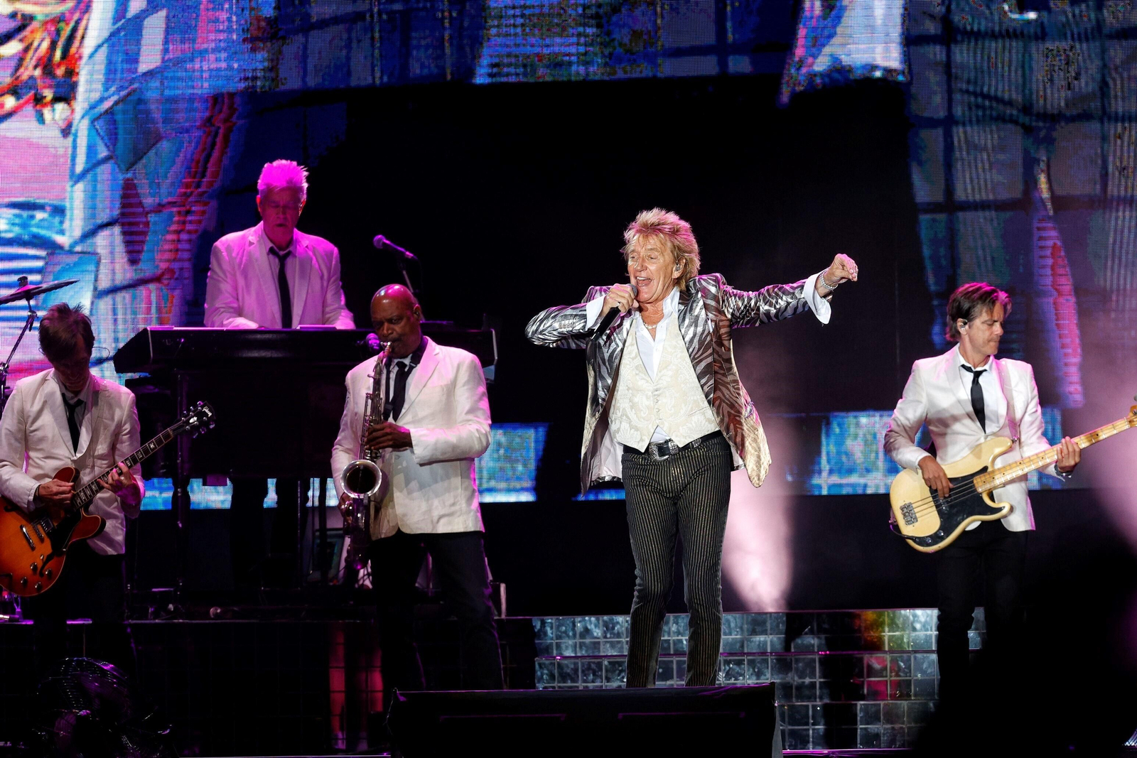 El británico Rod Stewart y parte de su banda durante el concierto este pasado sábado en Sancti Petri.