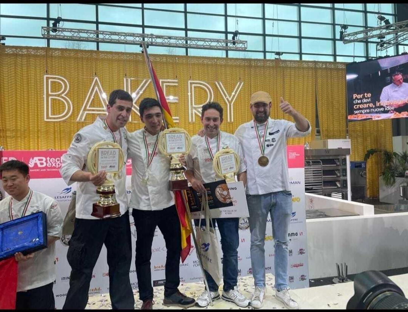 El cordobés José Roldán, en el centro, tras obtener el primer premio.