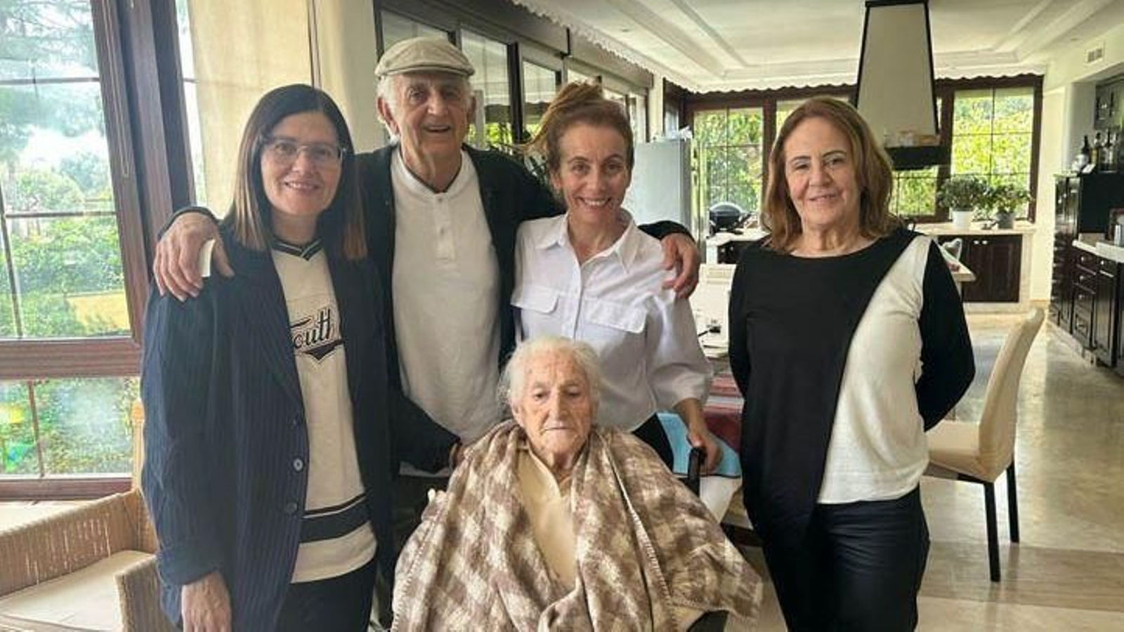 Pasionaria el pasado 14 de abril junto a su hijo y miembros del PSOE.