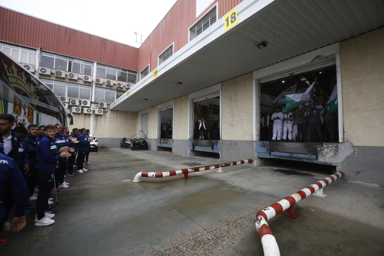 La visita institucional del Córdoba CF a Supermercados Piedra, en imágenes