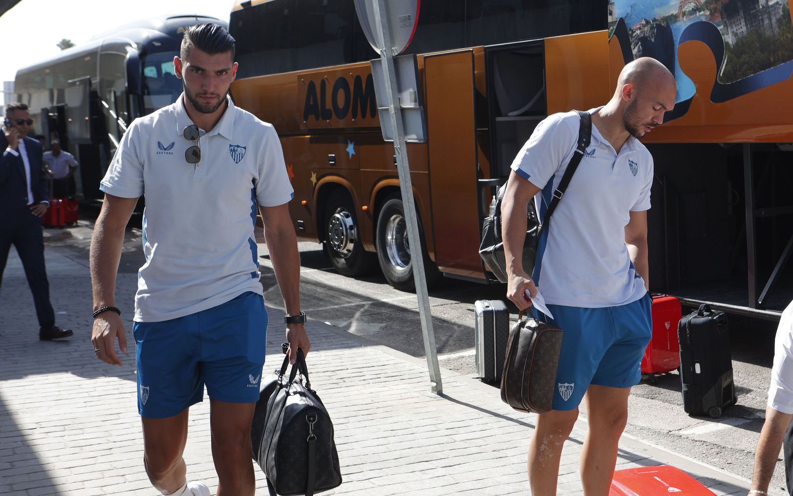 Rafa Mir y Dmitrovic se dirigen al aeropuerto de San Pablo, ayer viernes.