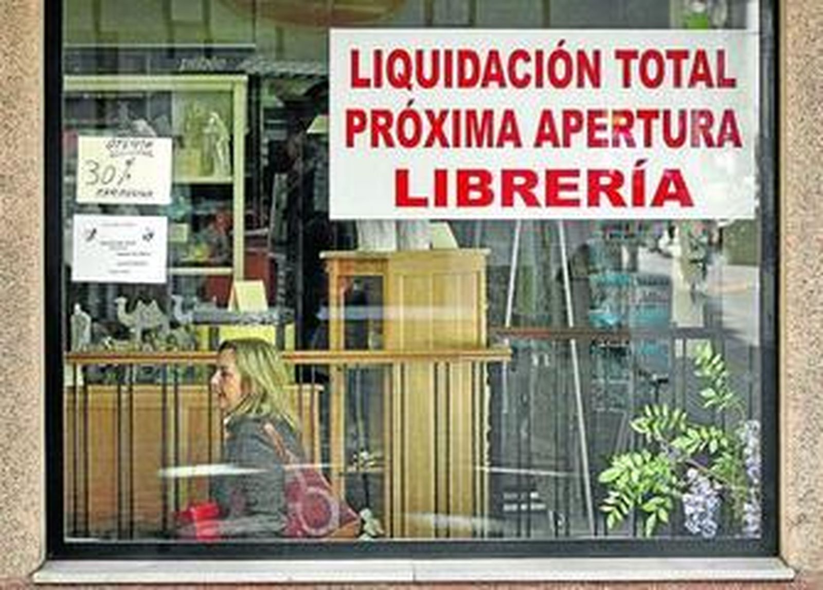 Escaparate de la tienda de manualidades Beta, en la avenida, que pasará a ser una librería en breve.