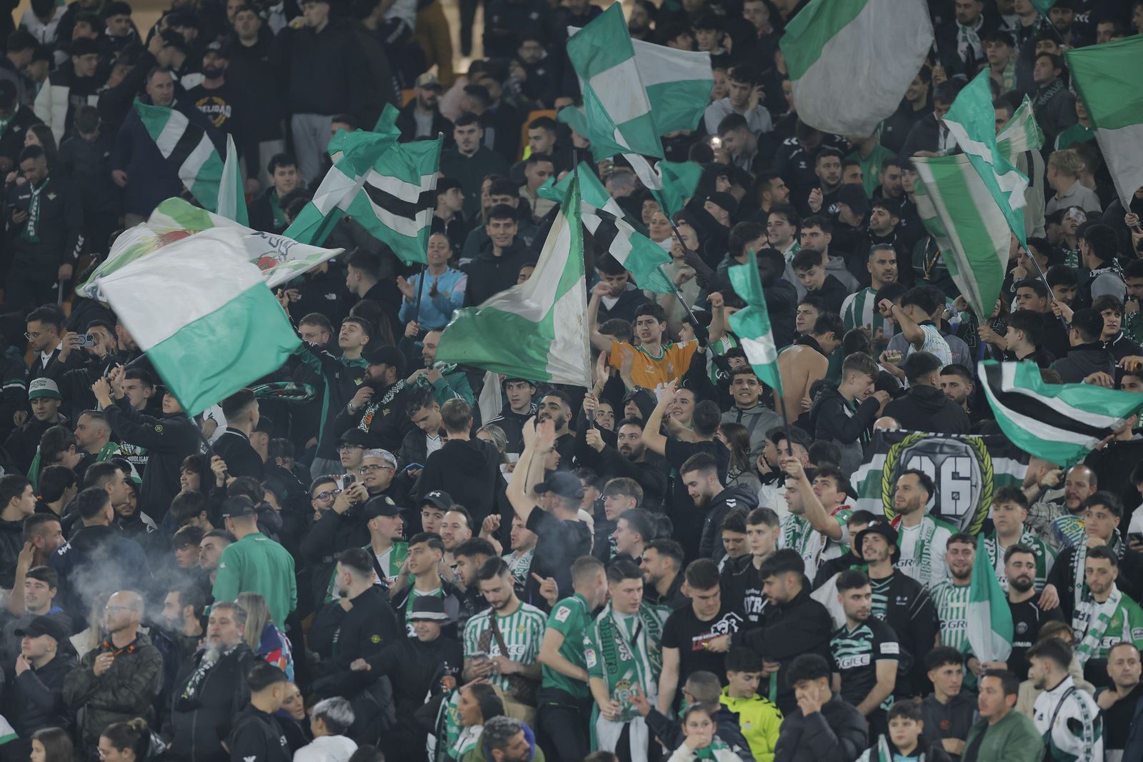 Buscate en las fotos del Betis - Feyenoord