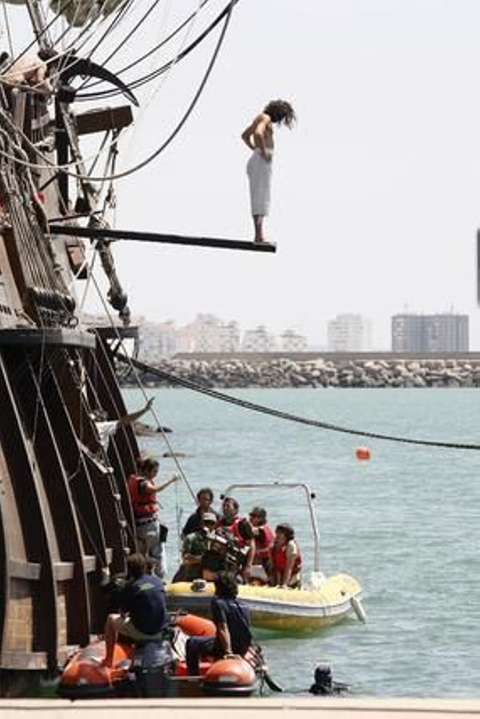 El rodaje del anuncio que el oscarizado Tom Hooper prepara para la marca de ron Capitán Morgan vuelve a Puerto Sherry. 

Foto: Fito Carreto