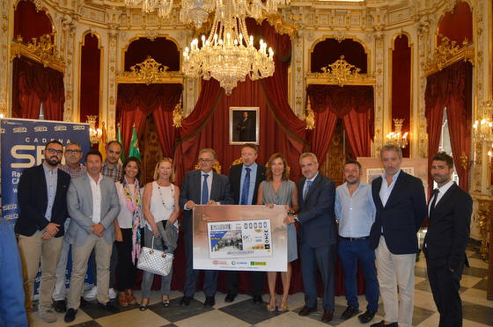El director territorial de la ONCE en Andalucía, Cristóbal Martínez Fernández, con todo el personal de Radio Cádiz, durante la presentación, en el Salón Regio de la Diputación de Cádiz.  Foto: Ignacio Casas de Ciria