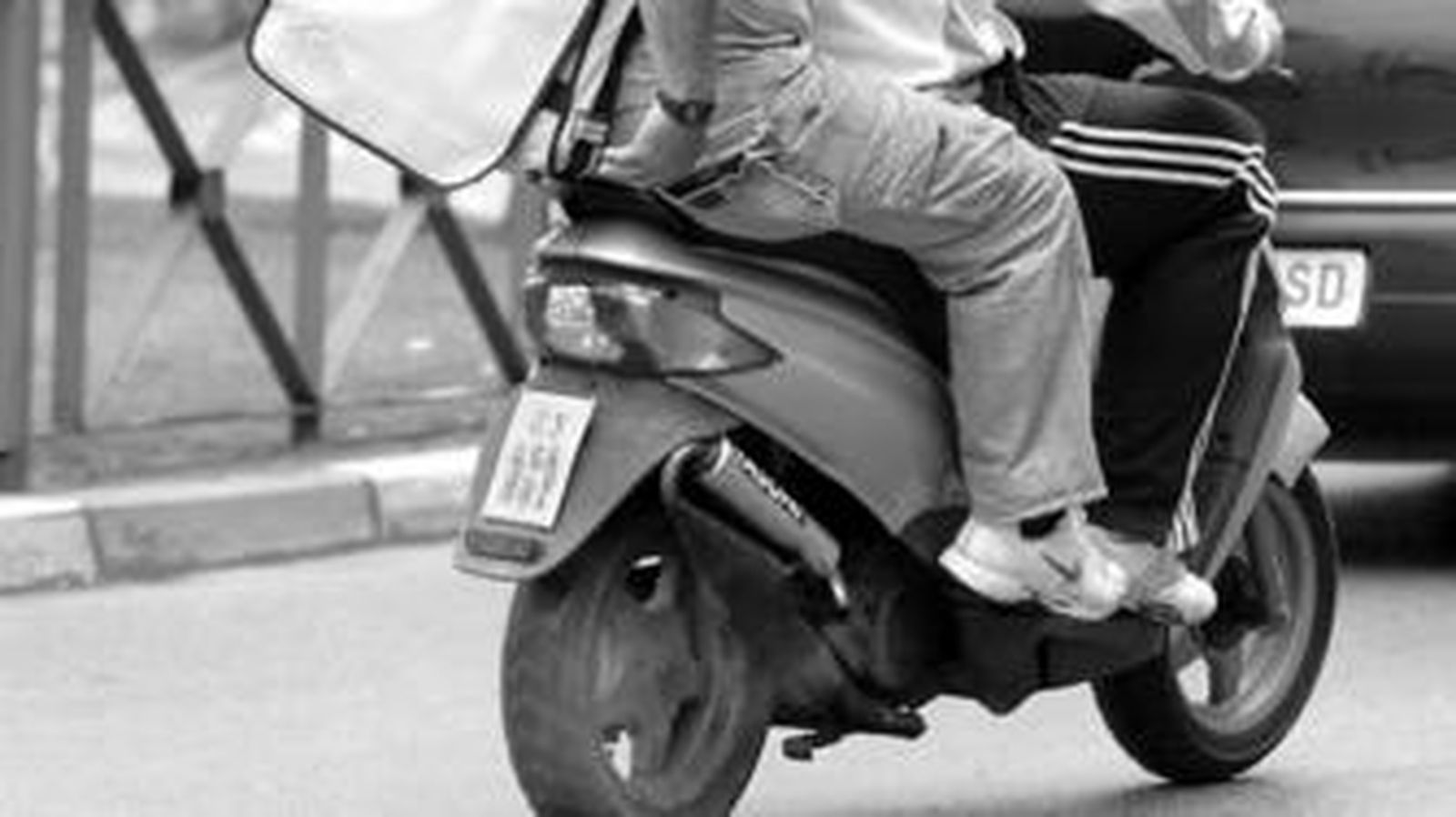 Un ciclomotor circula en la rotonda de Hornos Púnicos, en plena hora punta de tráfico.