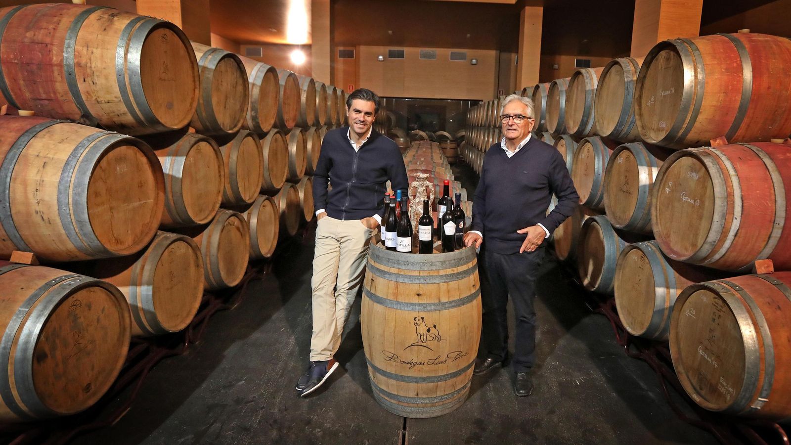 Luis y Willy Pérez, en otra imagen de las instalaciones de esta bodega familiar en la Finca Vistahermosa.