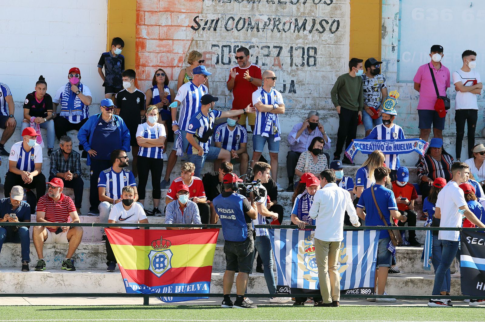 Imágenes de la afición más fiel del Recre en su visita al campo del Antoniano
