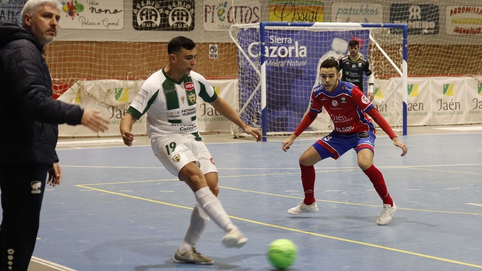 Pedro da un pase con Ezequiel encimándolo en la presión.