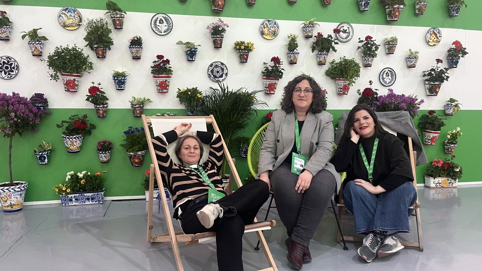 Varias militantes en el recinto del Congreso del PSOE en Armilla.