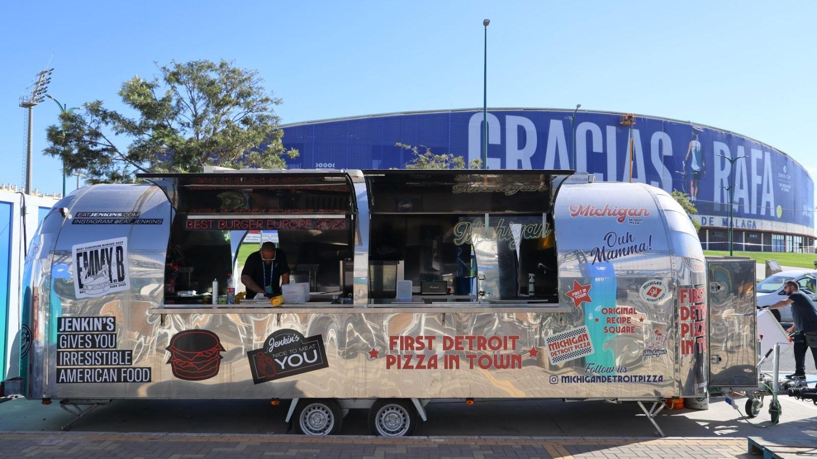 La pancarta de homenaje a Rafa Nadal en el Ciudad de Málaga, en imágenes