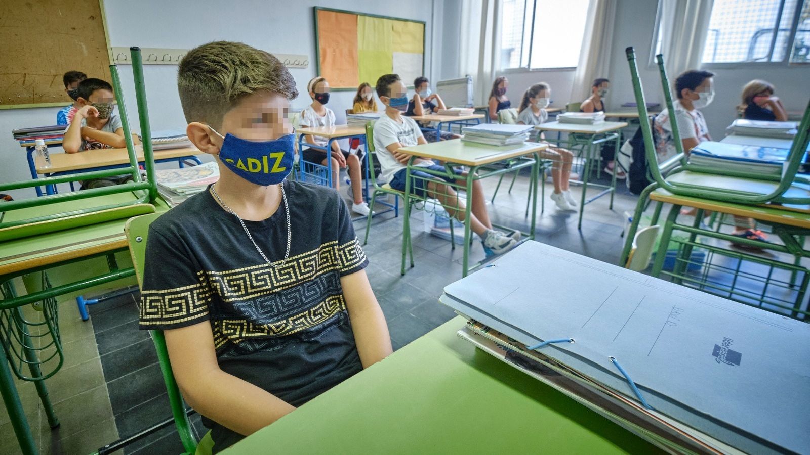 Alumnos con mascarillas  en el aula de un colegio  gaditano.