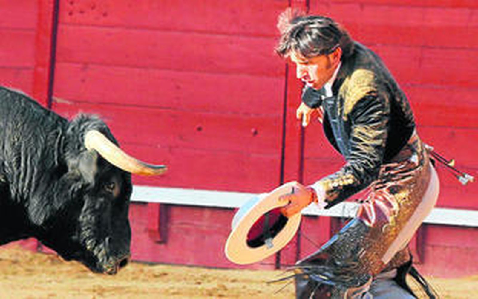 Diego Ventura, que a la postre sería el triunfador, fue desmontado al parar a su primero y aparece en la foto haciendo un quite al toro para evitar una segura cornada a su caballo.