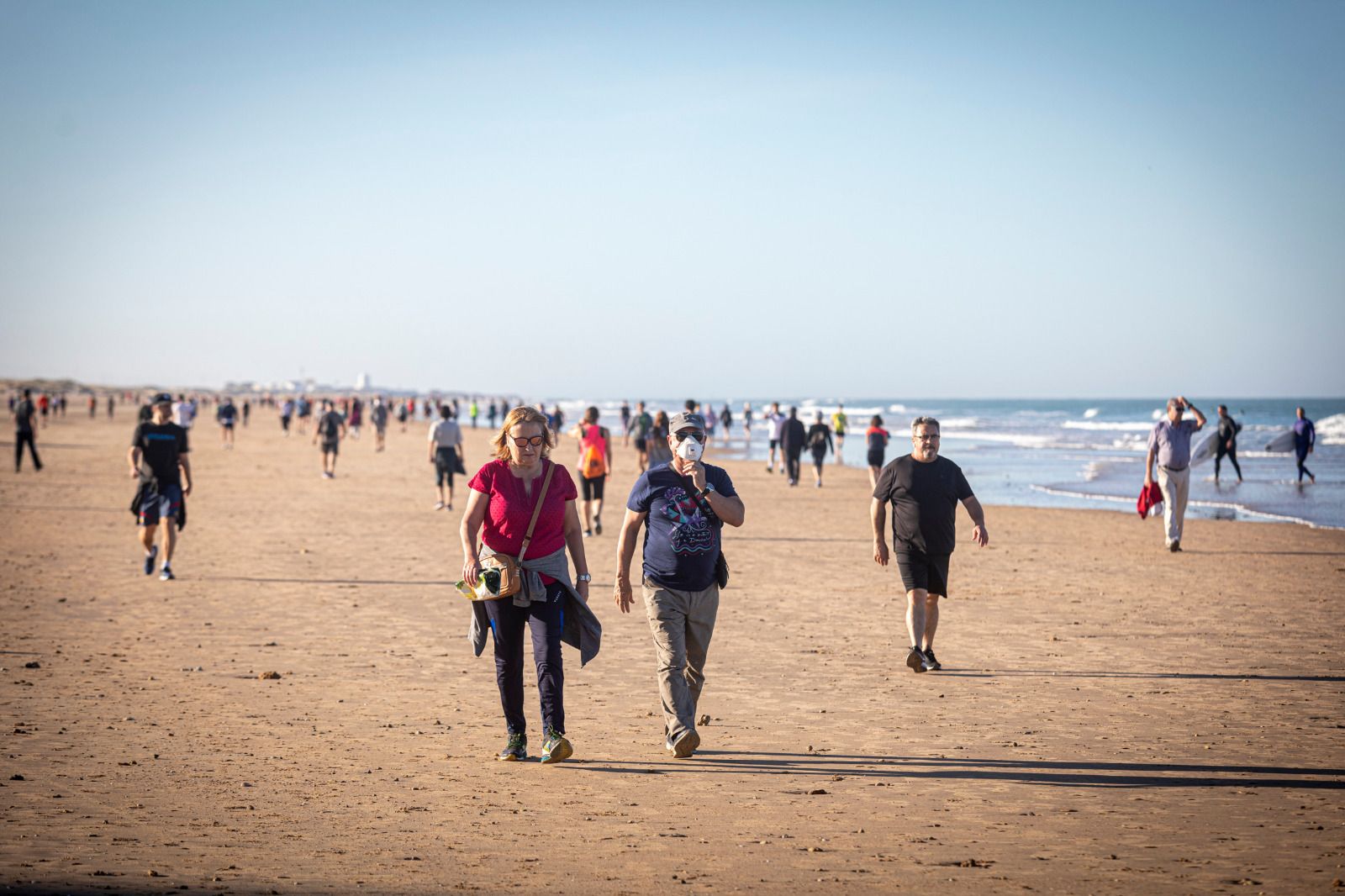Ciudadanos pasean por la playa el pasado sábado.