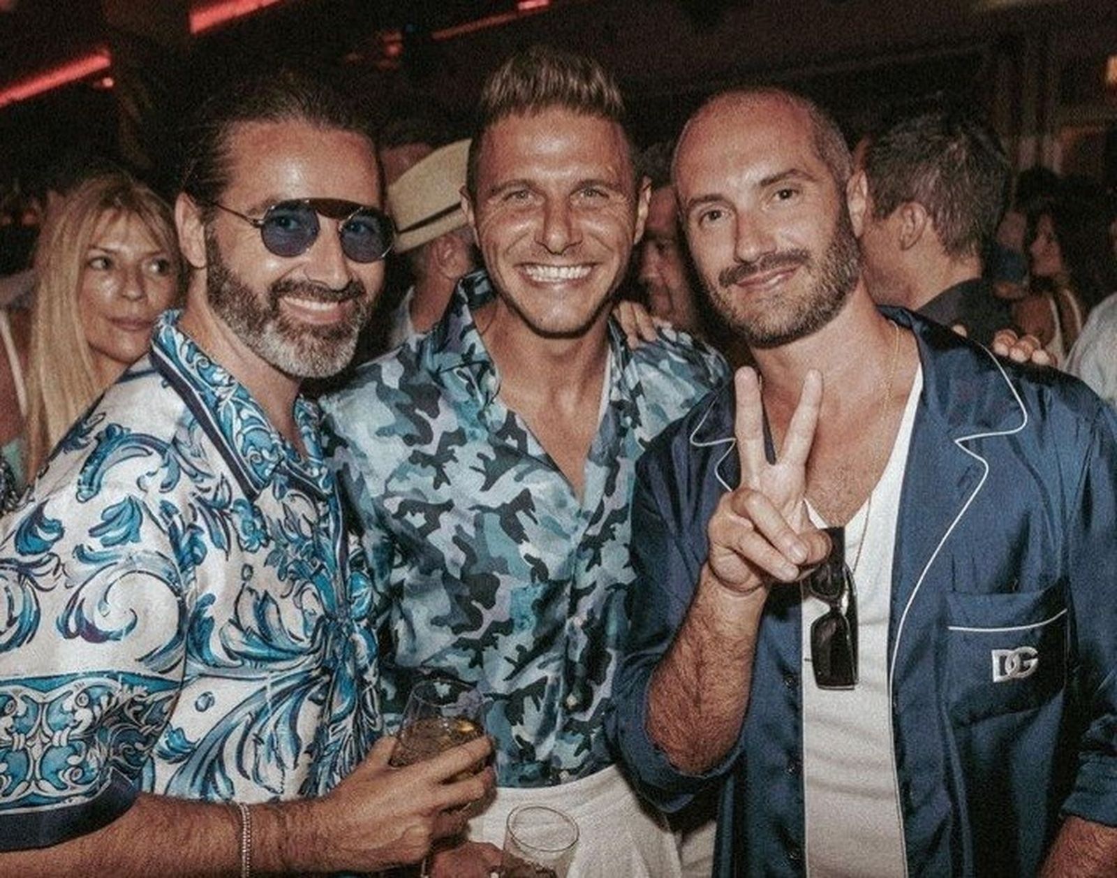 Joaquín Sánchez en la inauguración de La Cabane de Marbella, entre Albert Benifulah, CEO del Grupo Mosh y Alessandro, de Dolce & Gabbana