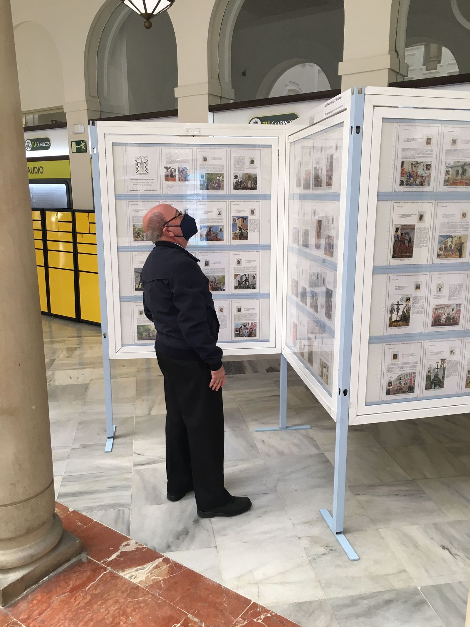 La oficina principal de Correos de Sevilla acoge una exposición filatélica dedicada a la Semana Santa.