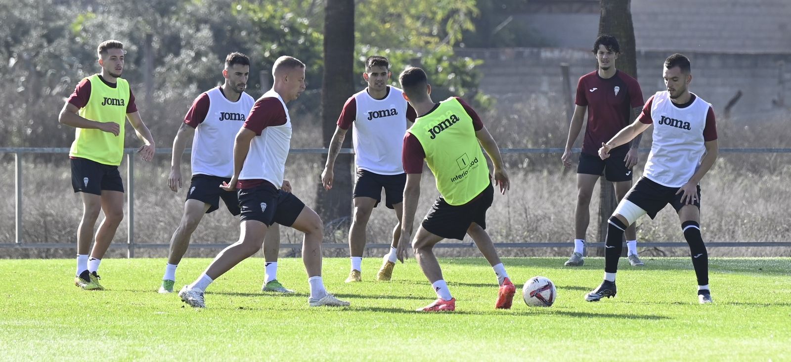 Théo Zidane y Lapeña pugnan por el balón durante un entrenamiento.