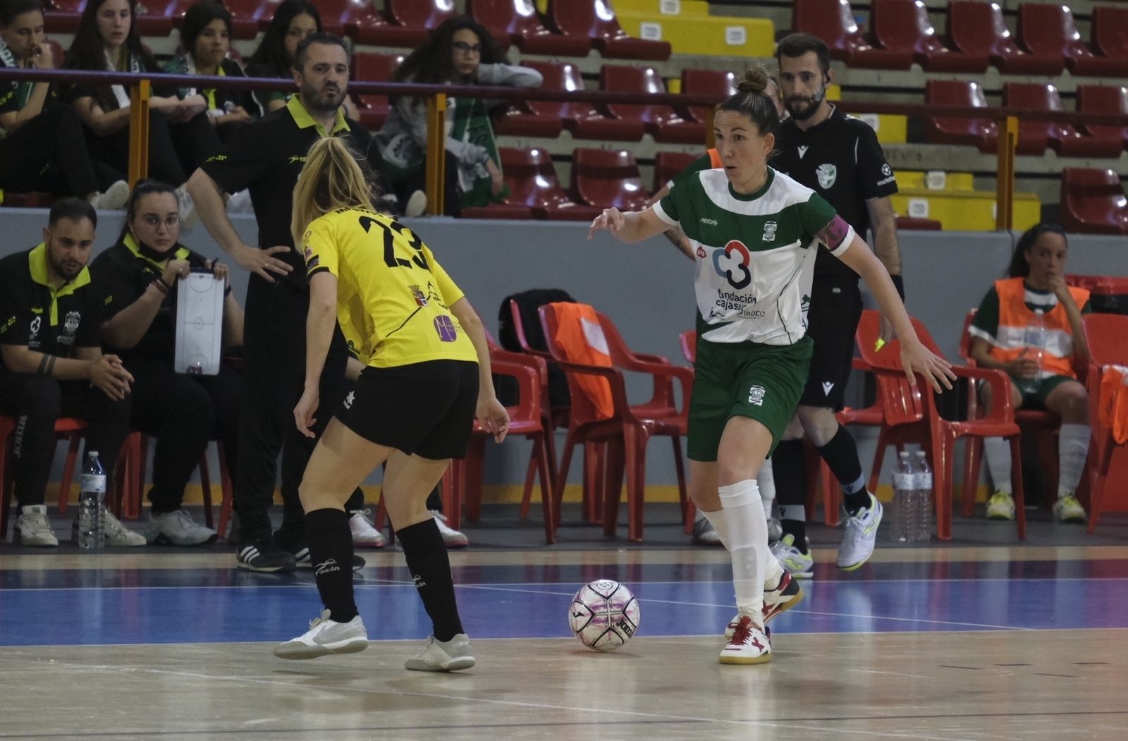 Inma Sojo encara a Montse, del Martos.