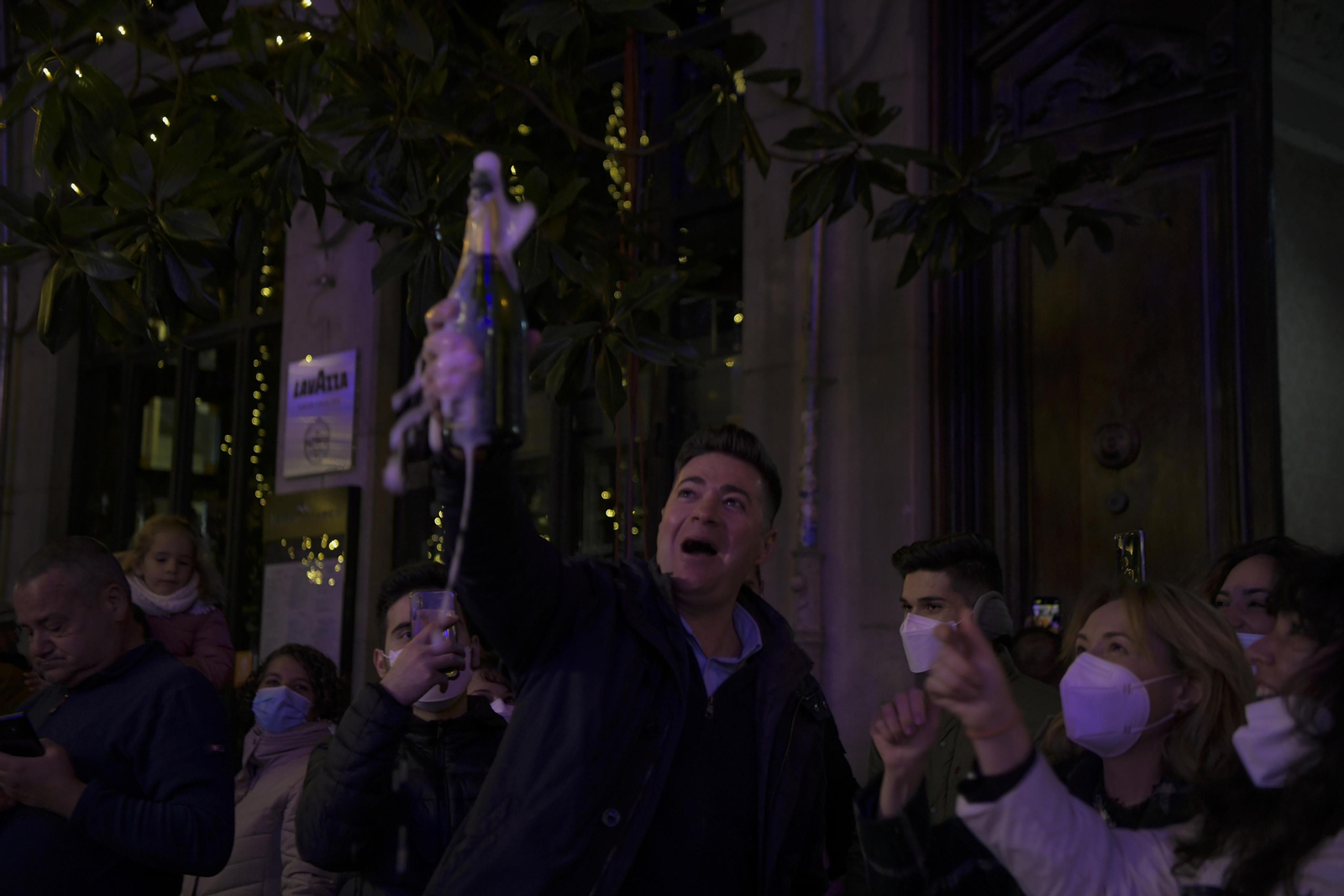 Así fue la Nochevieja 2021 en Granada, en imágenes: uvas en una Plaza del Carmen vallada y ambiente de fiesta en la calle