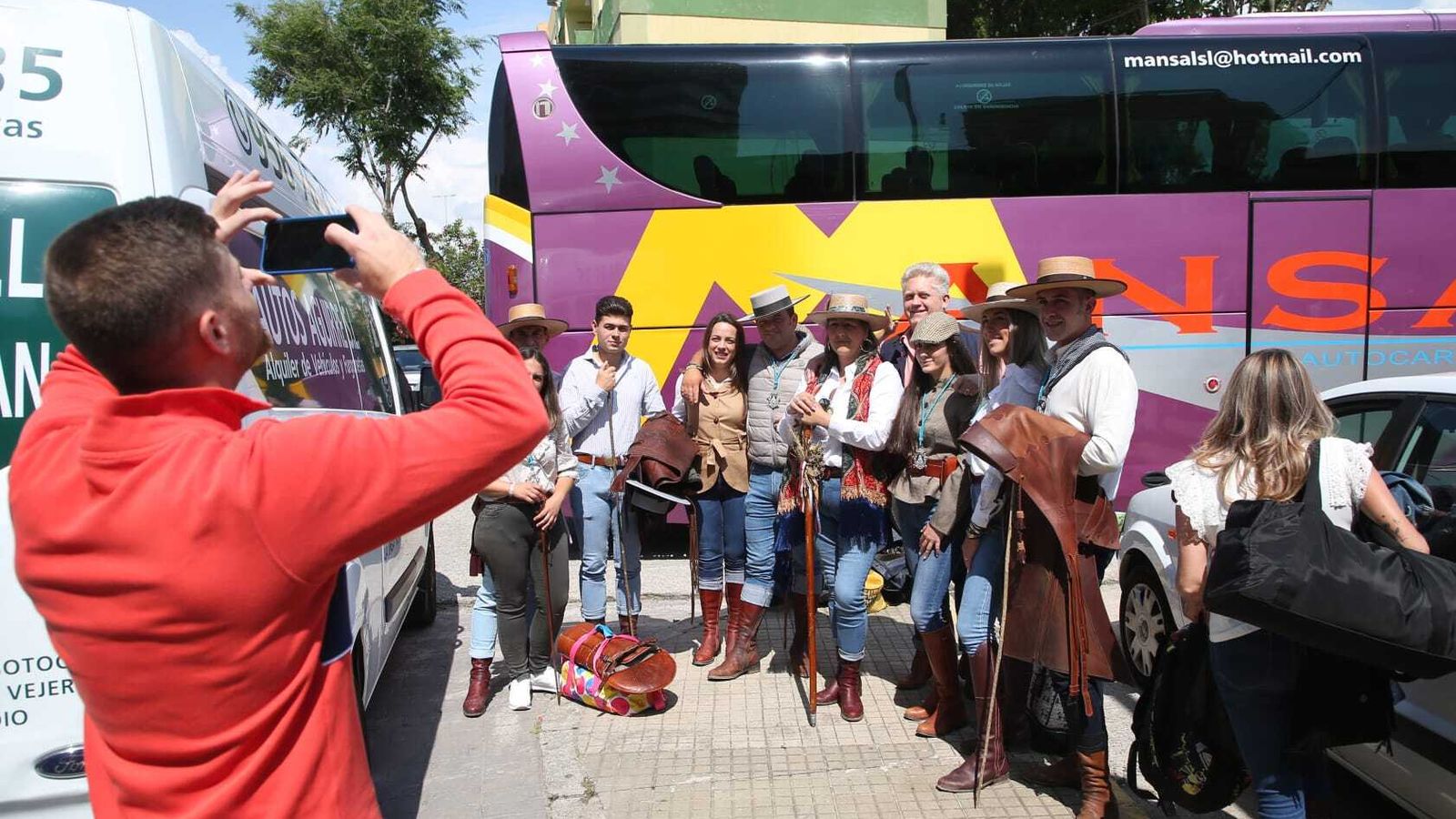 Un grupo de rocieros linenses, antes de subir al autobús.