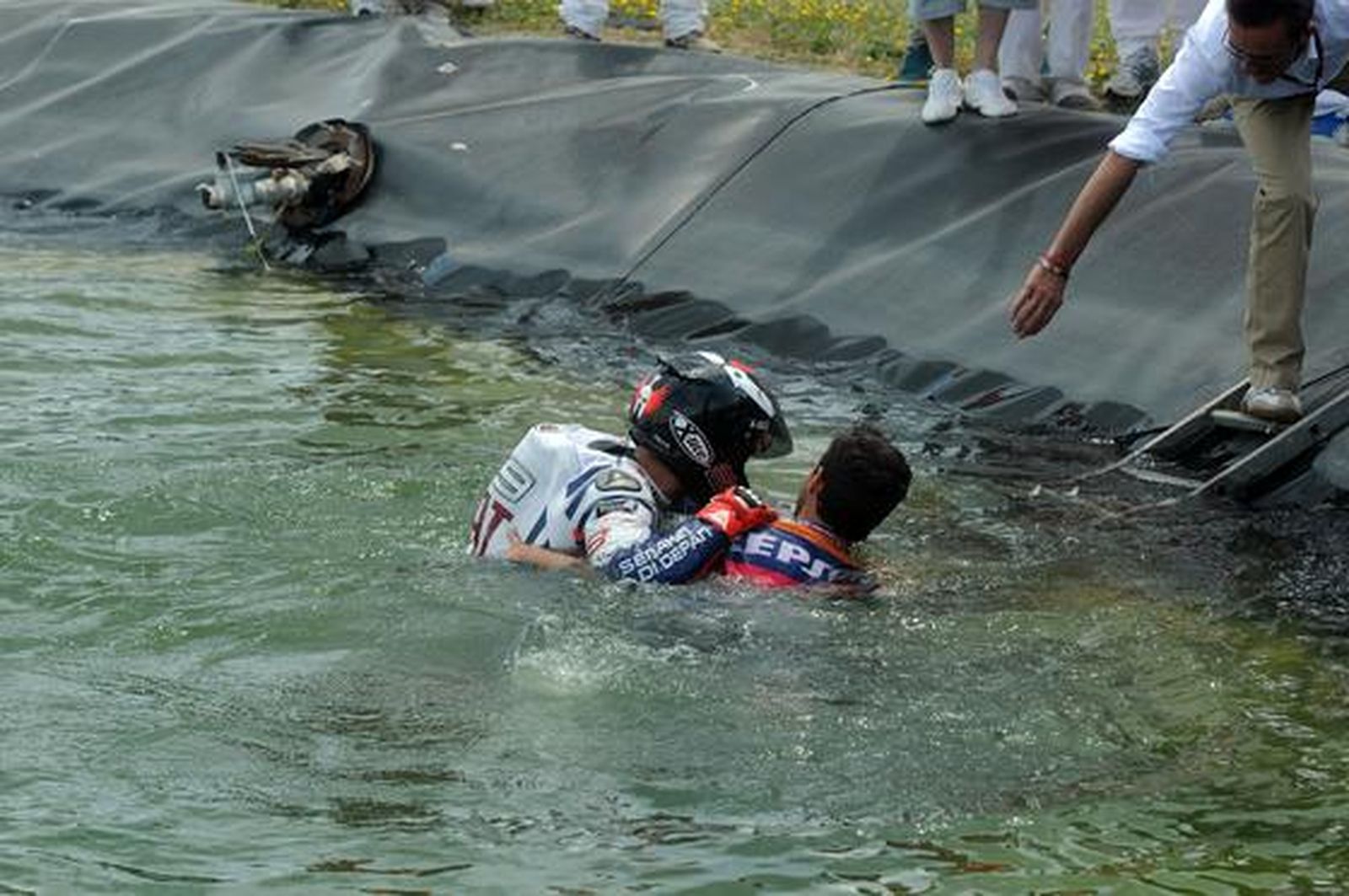 Jorge Lorenzo se impone a Pedrosa en una memorable última vuelta y se hace con su primera victoria en Jerez en la categoría de MotoGP. 

Foto: Juan Carlos Toro y Manuel Aranda