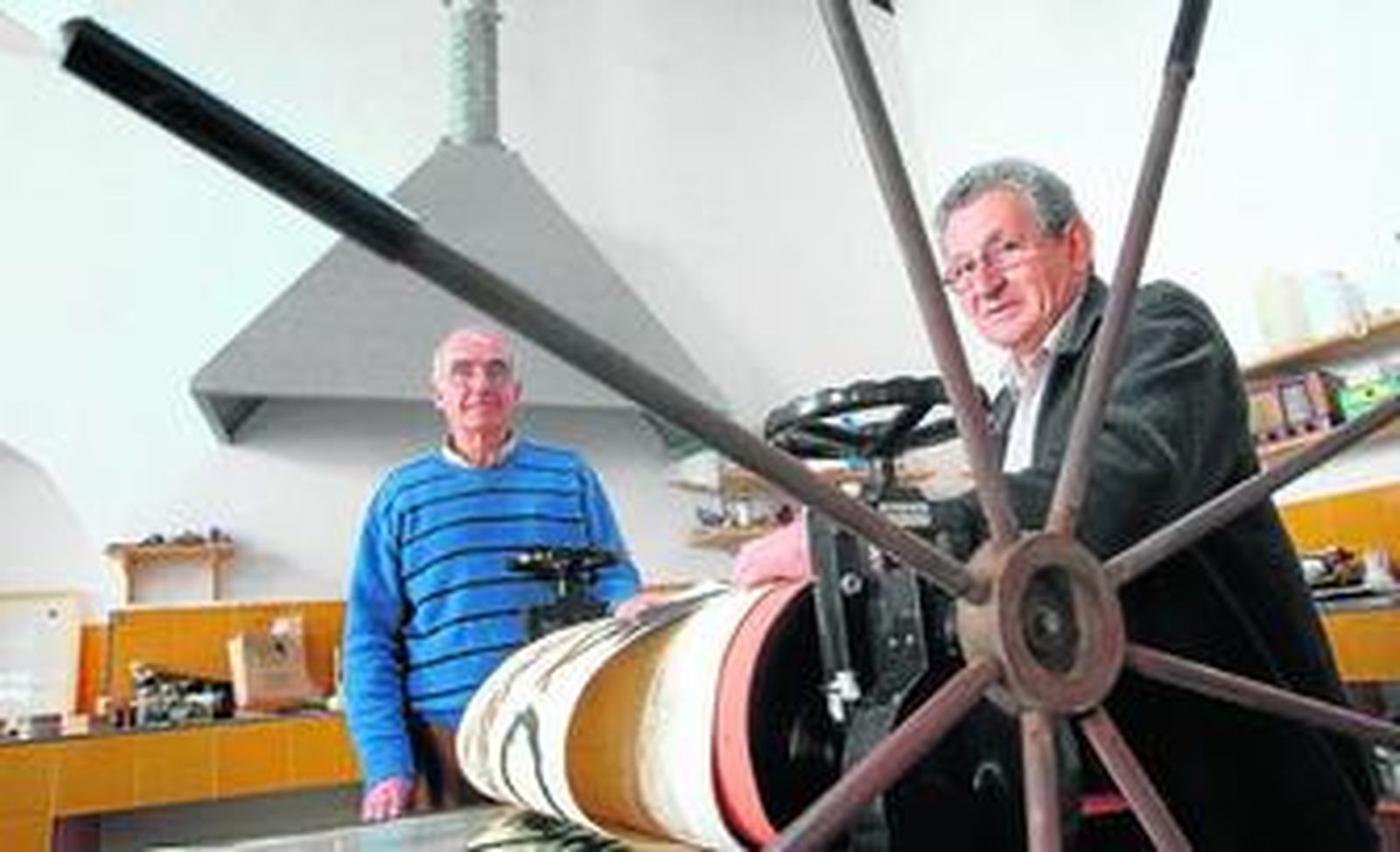 Luis Grajales y Jesús Marín muestran la elaboración de una de las obras, en el tórculo, días atrás.