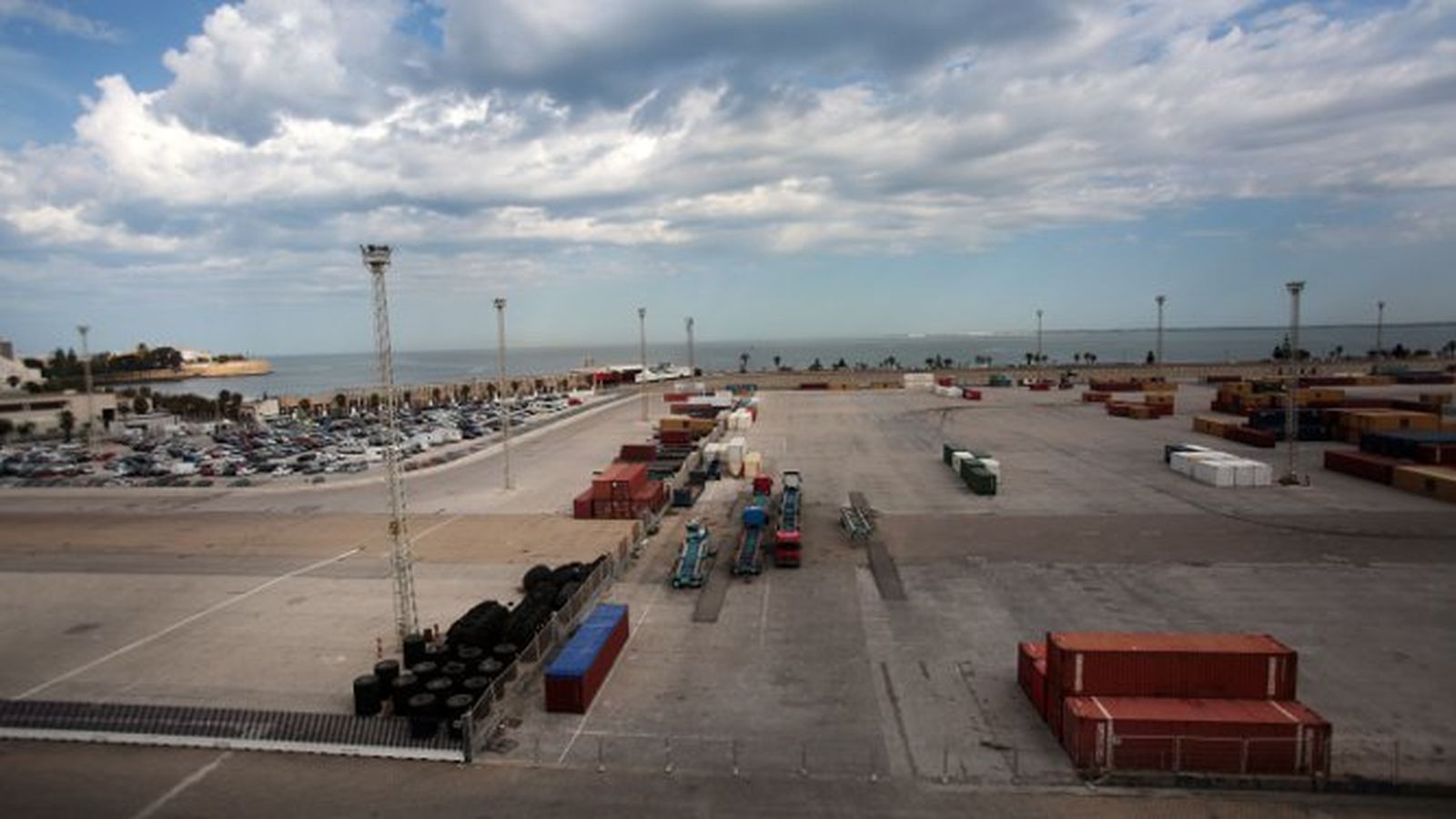 La terminal de contenedores del Muelle Reina Sofía presentaba esta triste imagen hace tan sólo diez dias.