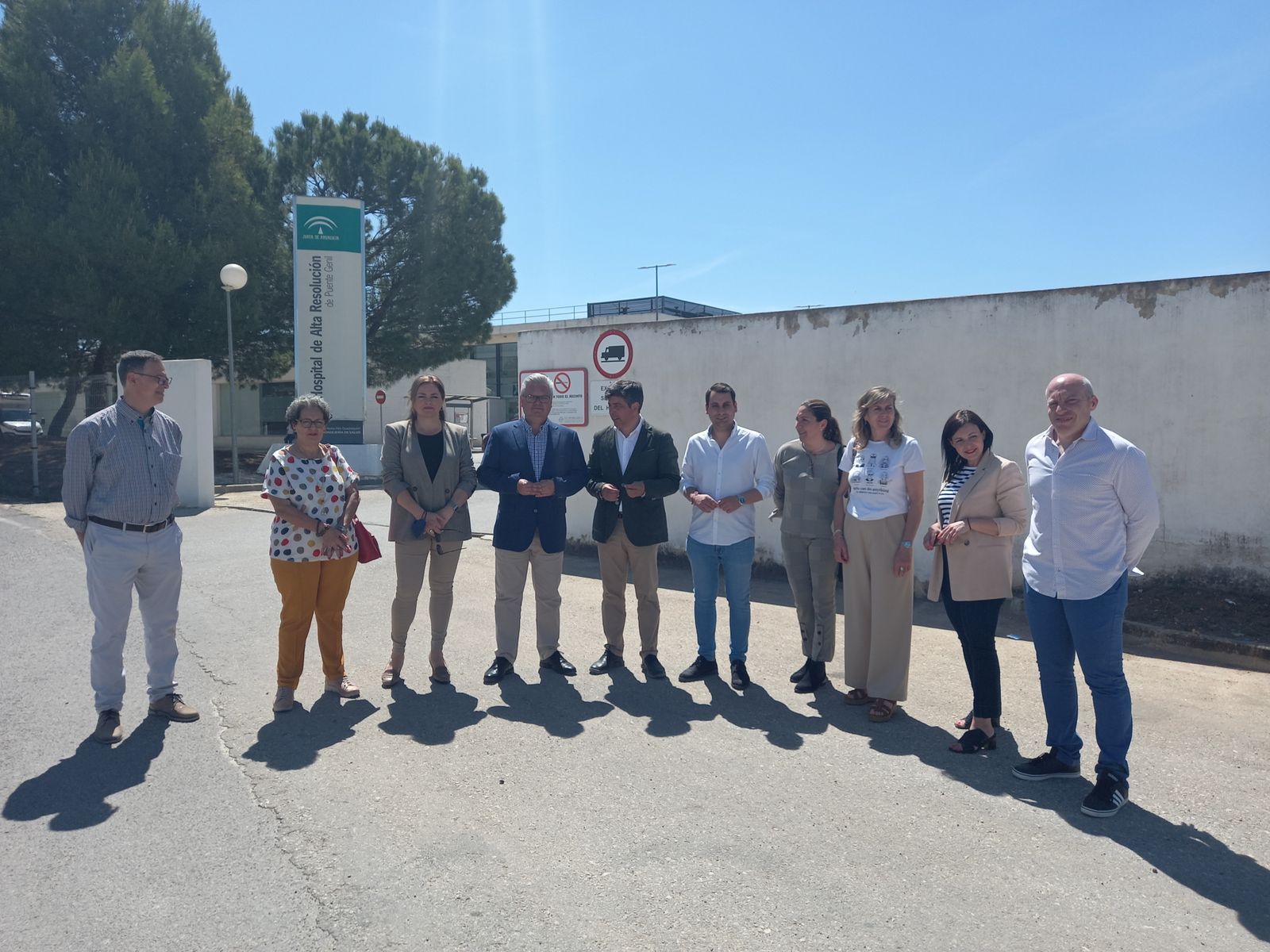 Esteban Morales y Rafael Llamas junto a concejales del PSOE durante un acto de precampaña.