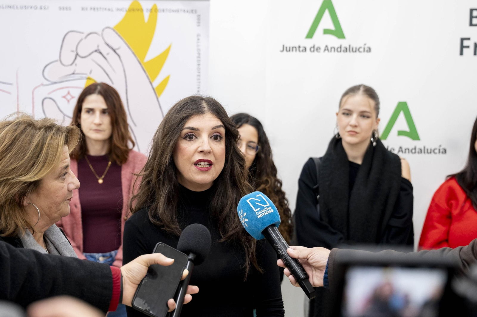 Las imágenes de la exposición "Carteles para un Gallo Pedro"