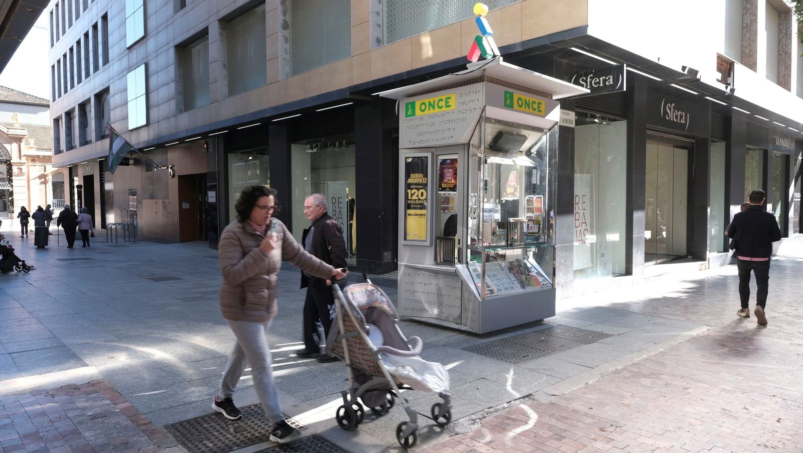 Un quiosco de la ONCE se ha instalado donde antes había un tótems urbano con un DESA tras las obras de peatonalización del Paseo de Almería.