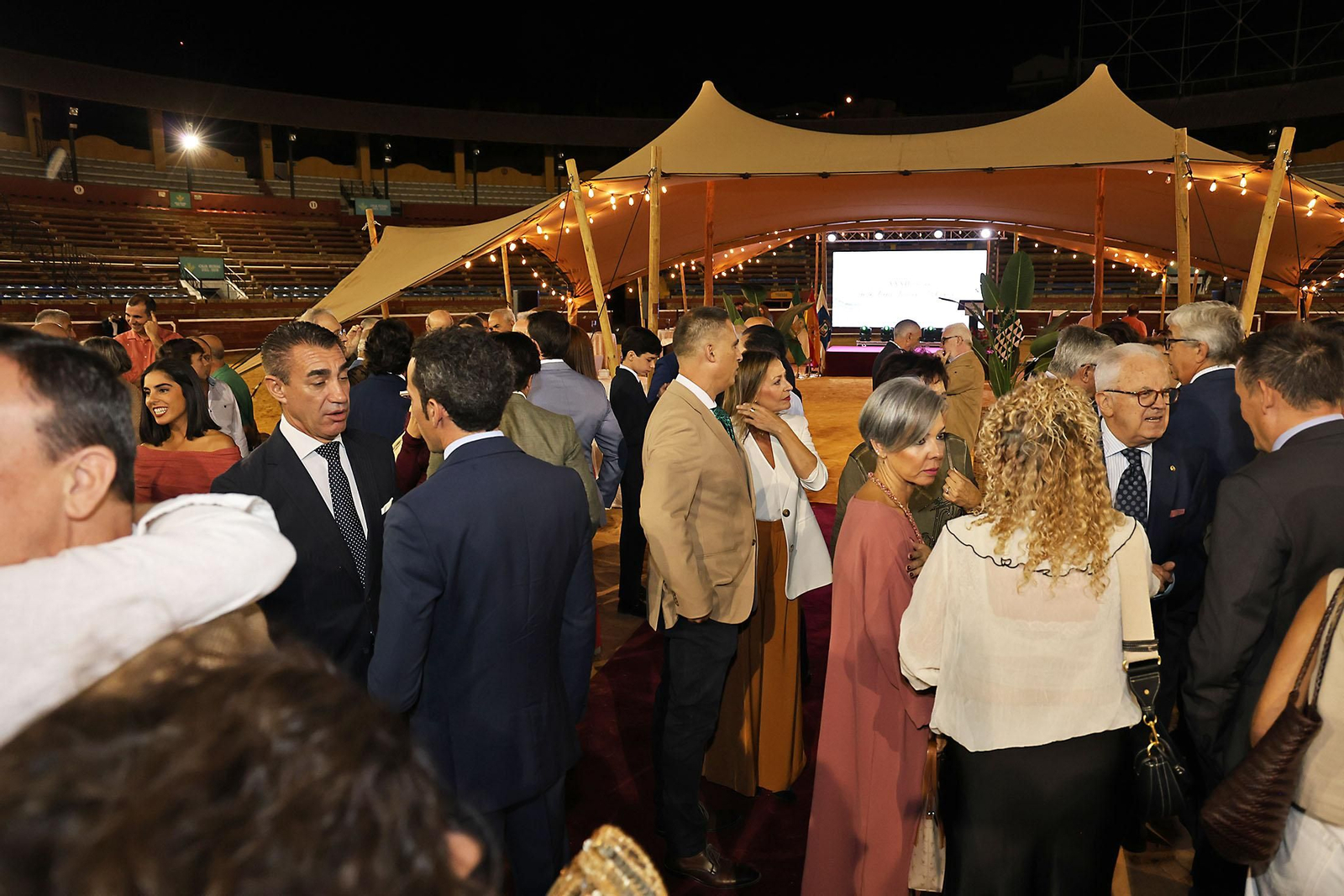 Imágenes del ambiente en la entrega de la XXXII edición de los premios taurinos "El Cabezo"