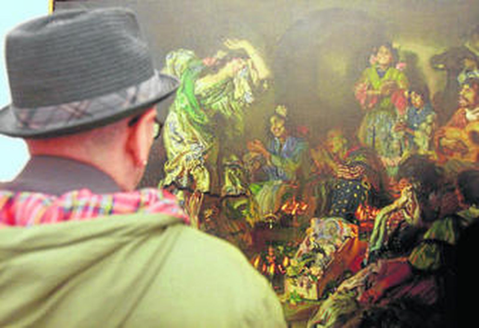 Un visitante observa el 'Velatorio' de López Mezquita.