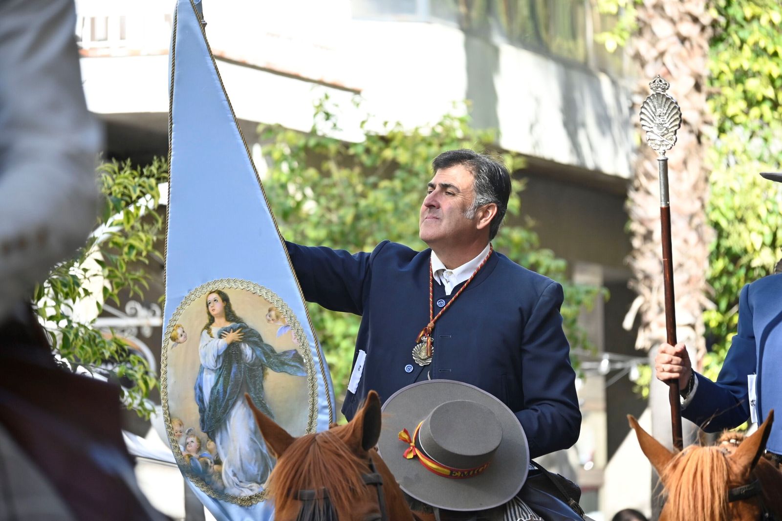 Imágenes de los peregrinos de la Hermandad de Emigrantes en su salida por las calles de Huelva