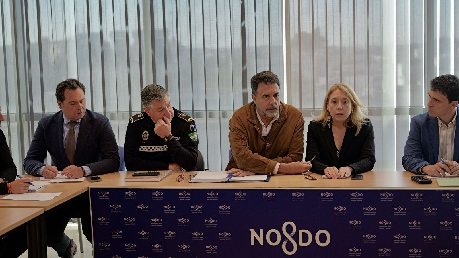 Un momento de la reunión del Ayuntamiento con Policía Nacional, Policía Local y el Distrito Macarena sobre el Cerezo