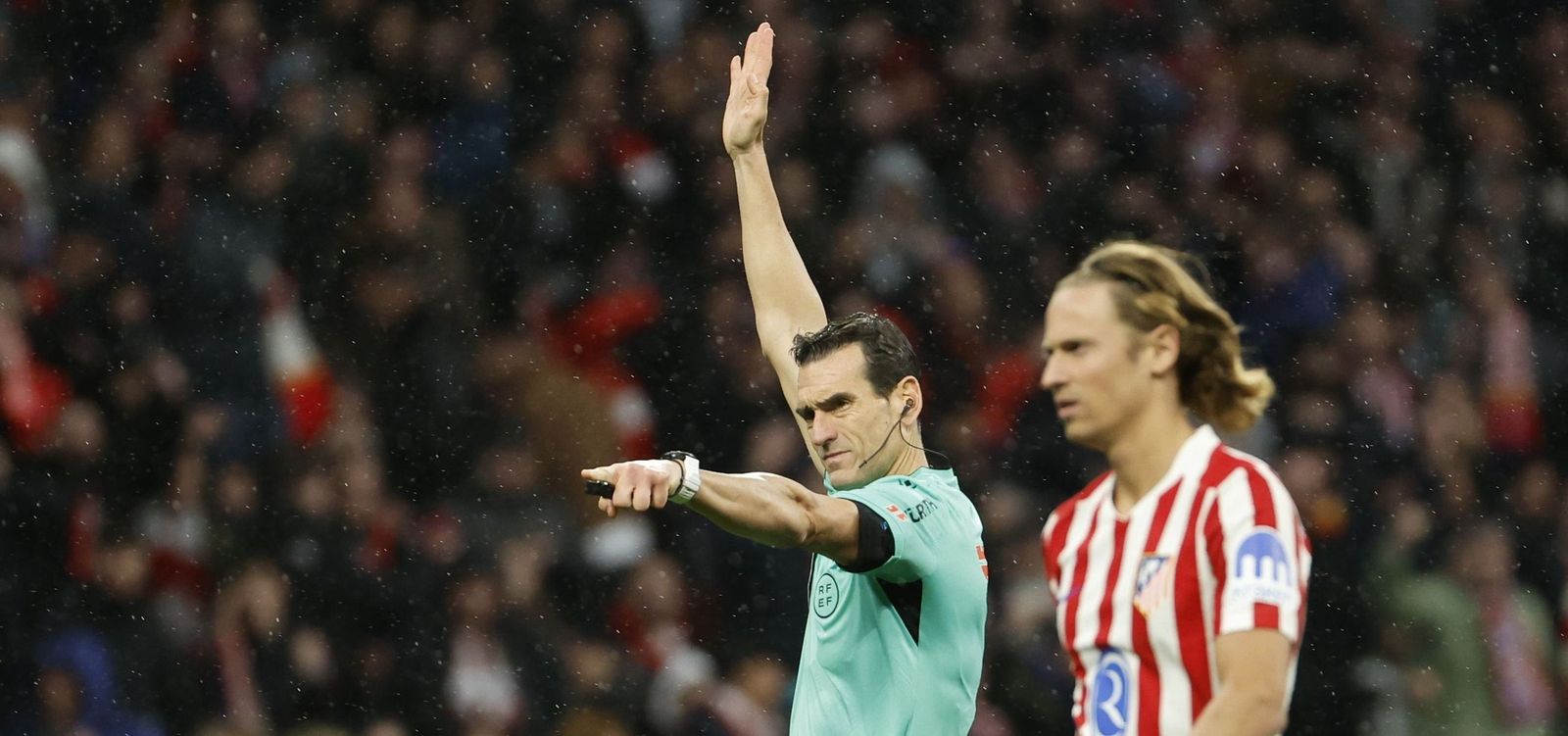 Martínez Munuera anula el gol que hubiera supuesto el 4-1 tras más de 7 minutos de revisión.