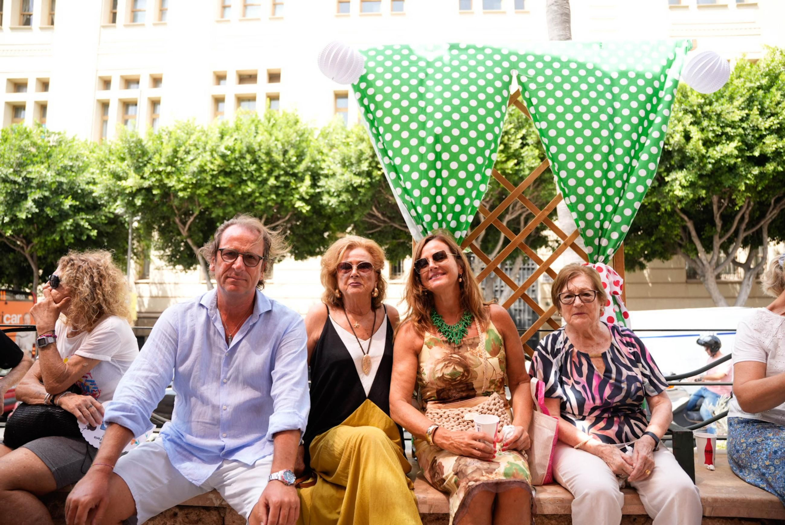 Los almerienses disfrutan del miércoles en la feria de día