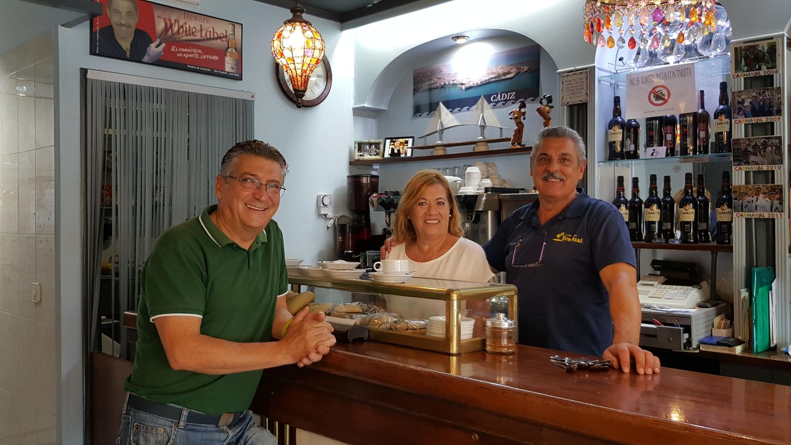 Marina y José María atienden a un cliente en su café bar Tropical. Marina y José María atienden a un cliente en su café bar Tropical.
